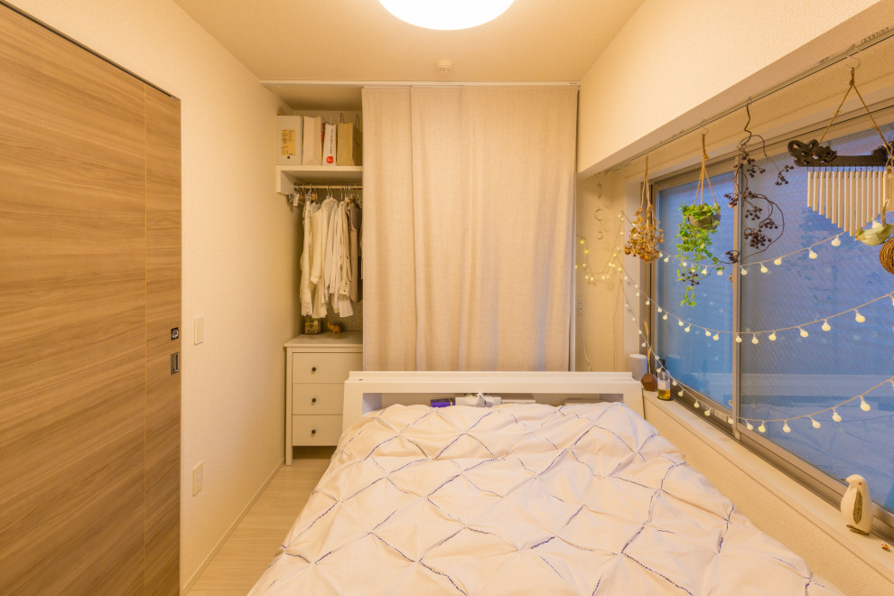 Mittelgroßes Hauptschlafzimmer mit beiger Wandfarbe, Sperrholzboden, weißem Boden, Tapetendecke und Tapetenwänden in Tokio