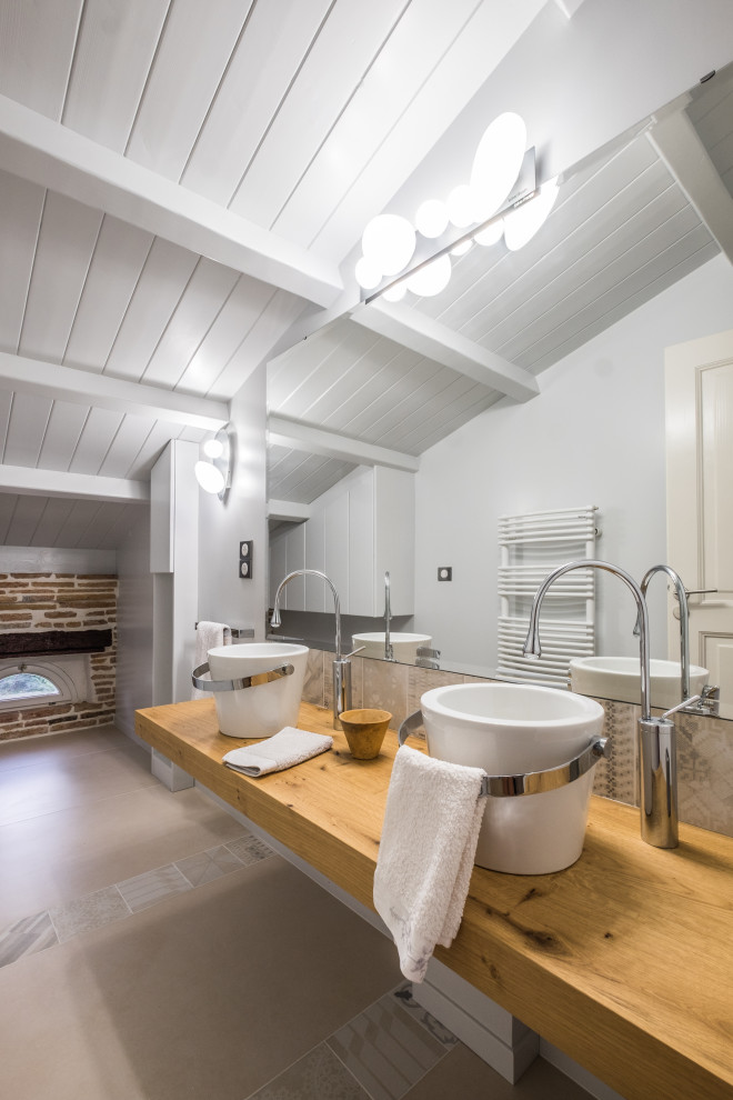 Idées déco pour une salle de bain beige et blanche contemporaine avec un carrelage beige, des carreaux de béton, un sol en carrelage de céramique, un plan de toilette en bois et meuble double vasque.