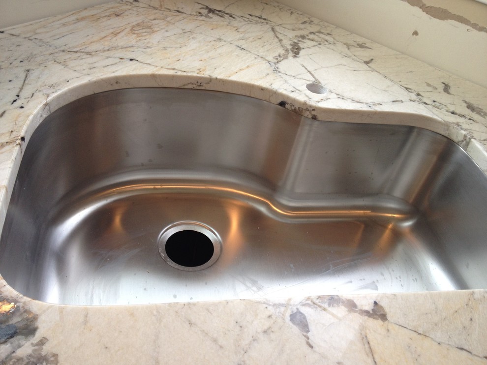 Faucet placement with corner sink