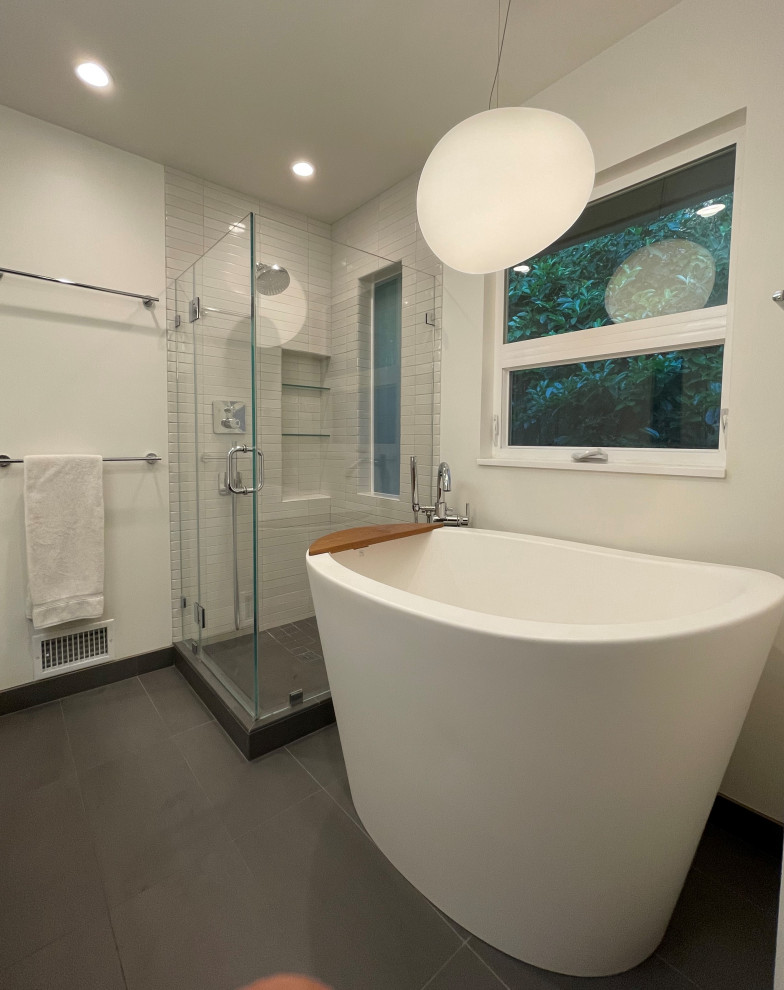 На фото: маленькая главная ванная комната в стиле модернизм с подвесной тумбой для на участке и в саду с
