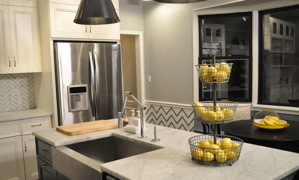 Kitchen - transitional kitchen idea in Chicago