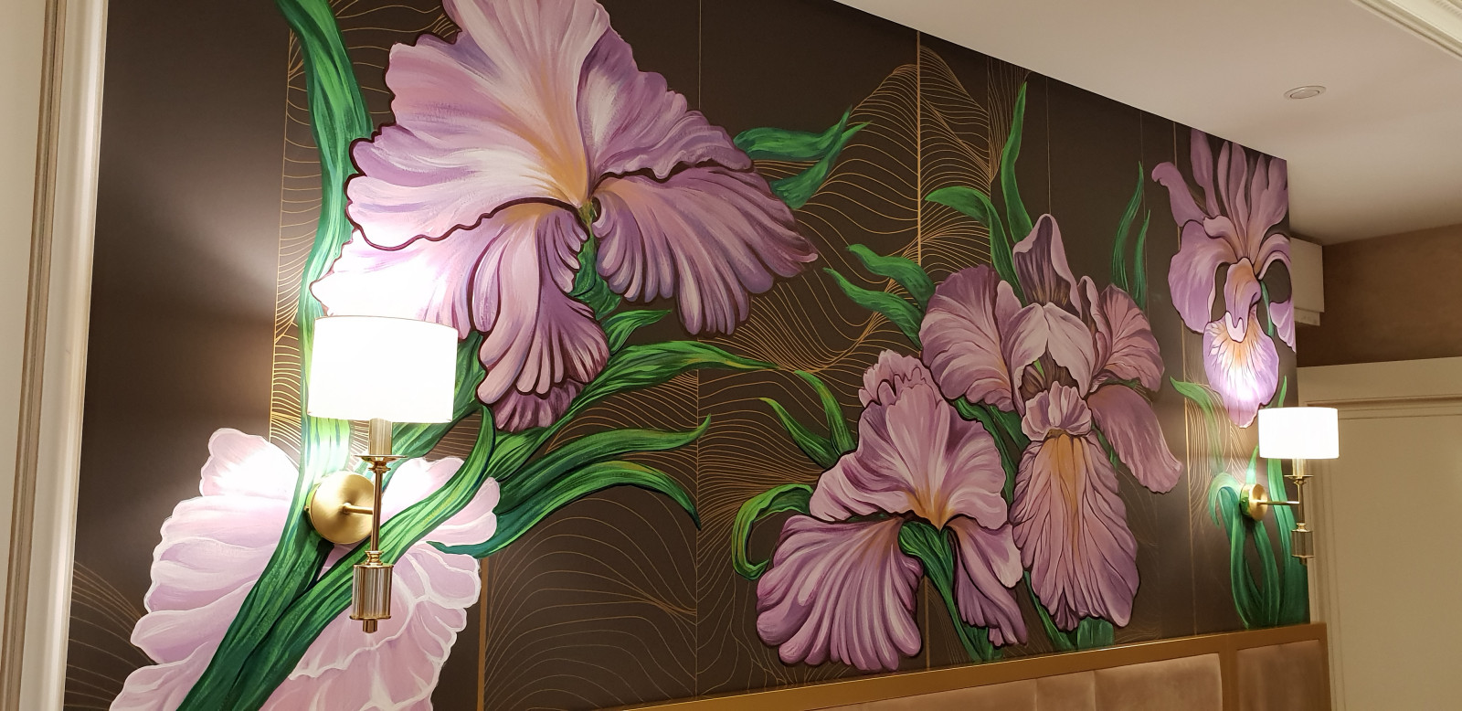 Роспись стен в интерьере .Ирисы для спальни