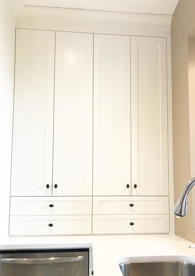 Transitional kitchen photo in Toronto