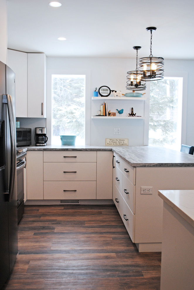 Home design - mid-sized transitional home design idea in Toronto