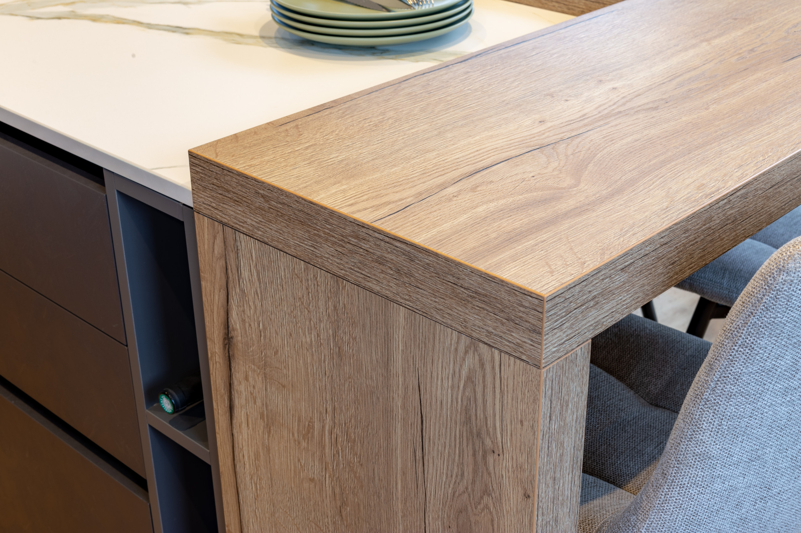 Création dune cuisine ouverte avec coin repas dans un pavillon contemporrain