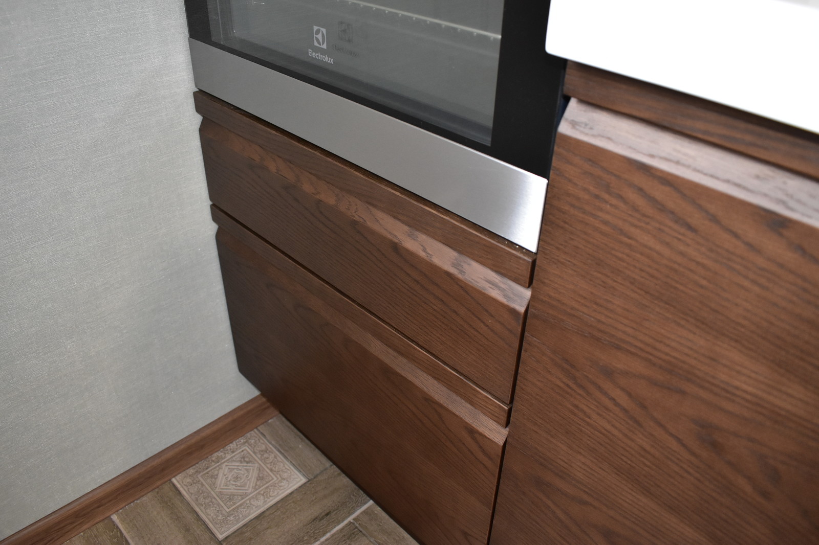 Кухня Пиано с интегрированной ручкой в фасад. Материал шпонированный МДФ