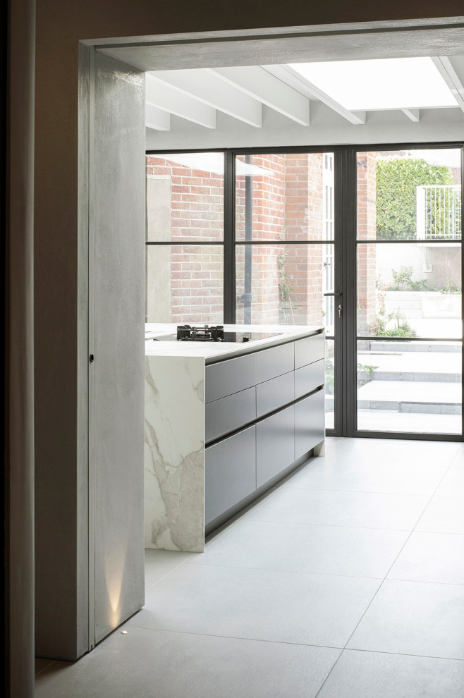 Inspiration for a mid-sized contemporary kitchen in Hampshire.