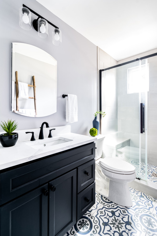 Свежая идея для дизайна: маленькая ванная комната в стиле неоклассика (современная классика) с фасадами в стиле шейкер, черными фасадами, раздельным унитазом, серой плиткой, керамической плиткой, серыми стенами, полом из керамической плитки, душевой кабиной, врезной раковиной, столешницей из гранита, синим полом, шторкой для ванной, белой столешницей, сиденьем для душа, тумбой под одну раковину, напольной тумбой и душем в нише для на участке и в саду - отличное фото интерьера