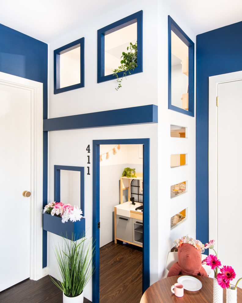 Aménagement d'une chambre d'enfant de 4 à 10 ans classique de taille moyenne avec un mur bleu.
