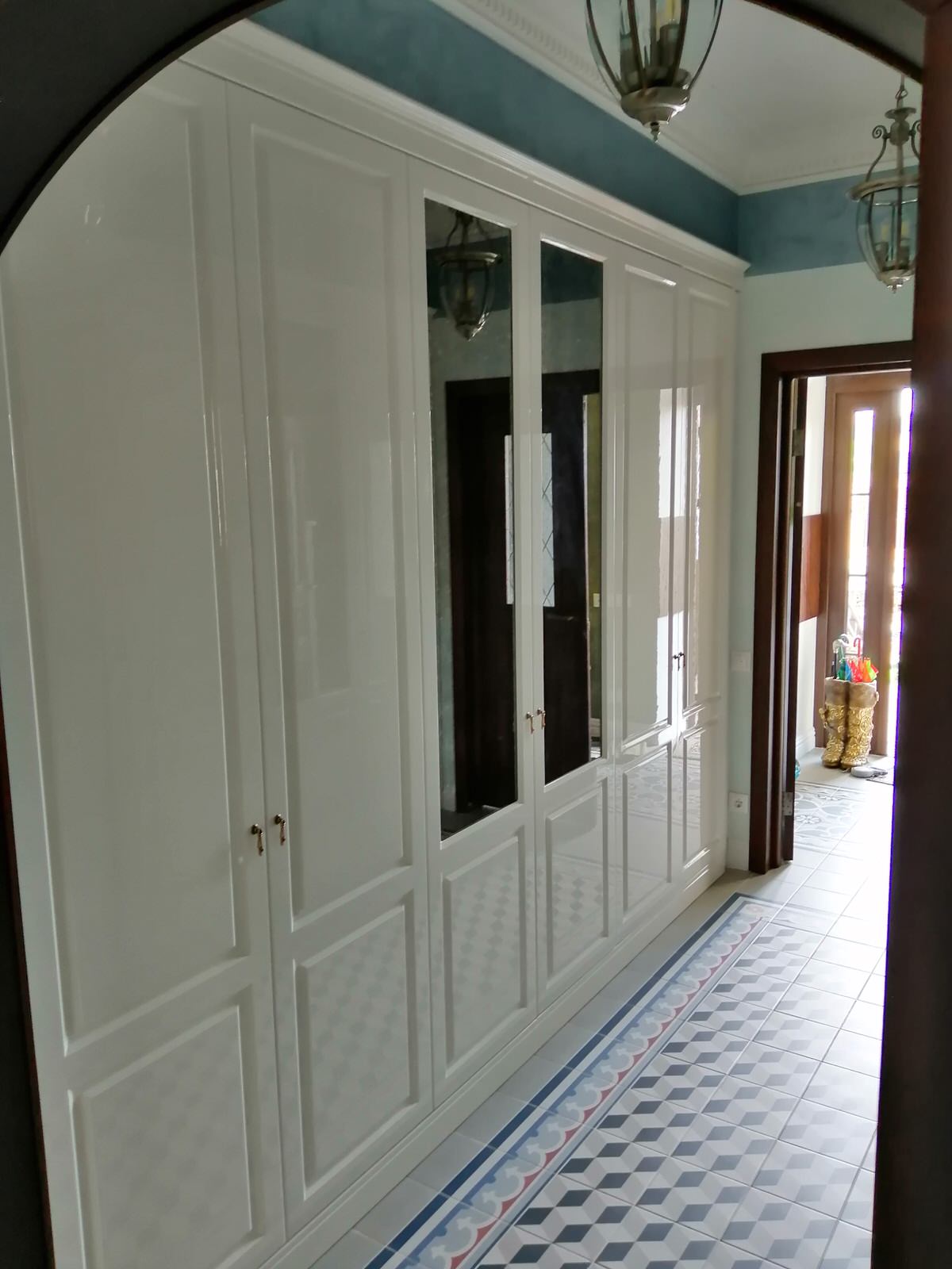 Мебель и аксессуары для прихожей.