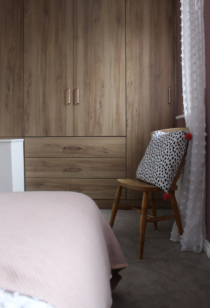 Mittelgroßes Shabby-Chic Gästezimmer ohne Kamin mit brauner Wandfarbe, Teppichboden, grauem Boden, gewölbter Decke und Tapetenwänden in Hertfordshire