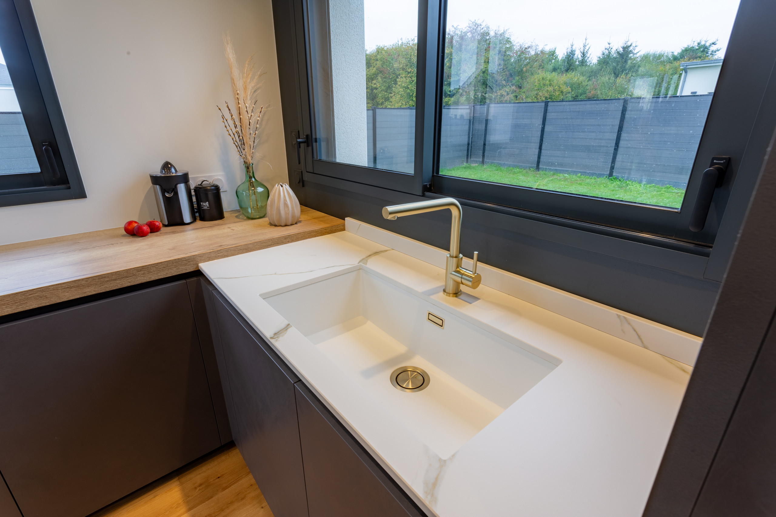 Création dune cuisine ouverte avec coin repas dans un pavillon contemporrain