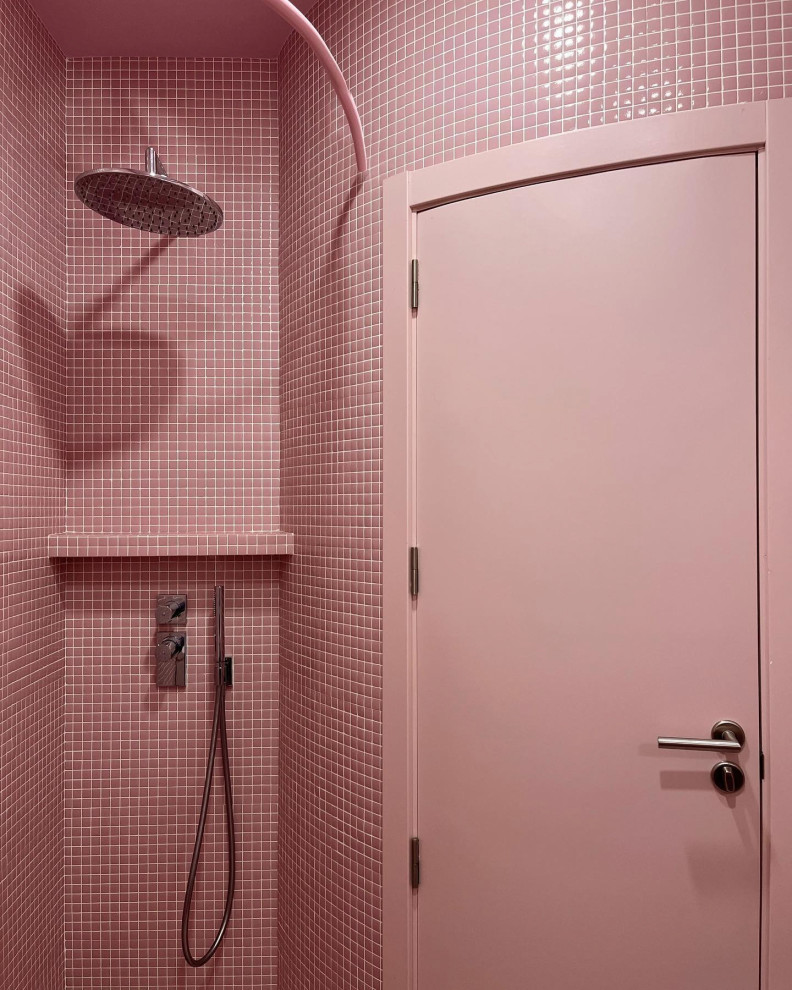 Свежая идея для дизайна: ванная комната в стиле модернизм с полом из мозаичной плитки и розовым полом - отличное фото интерьера