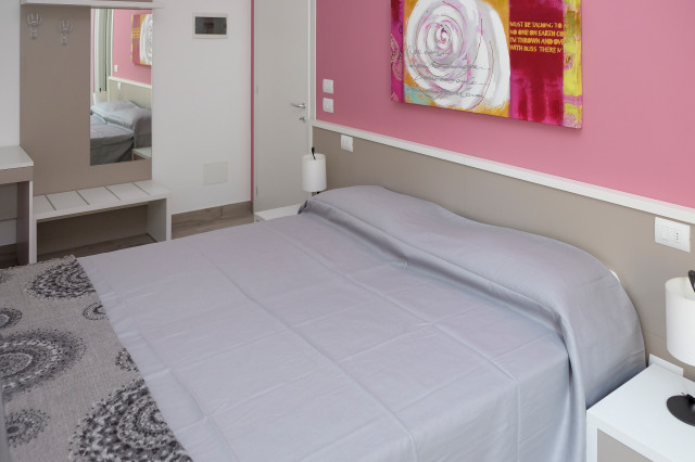 Bed&Breakfast contemporary-bedroom