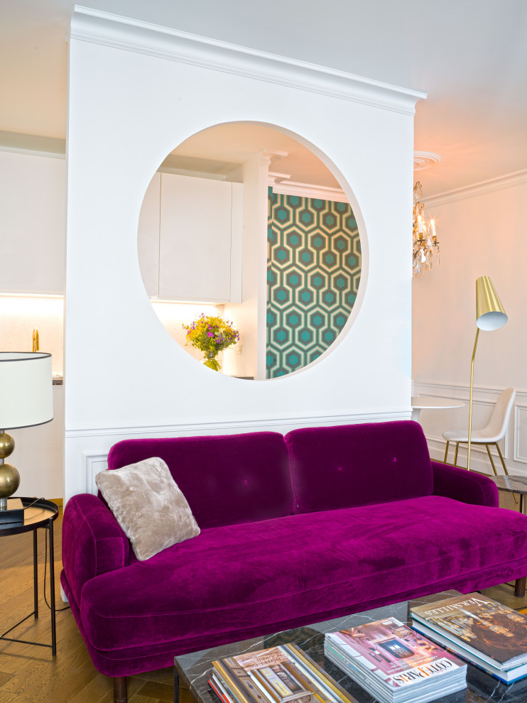 Großes, Offenes Klassisches Wohnzimmer mit weißer Wandfarbe, hellem Holzboden, braunem Boden und Tapetenwänden in Paris