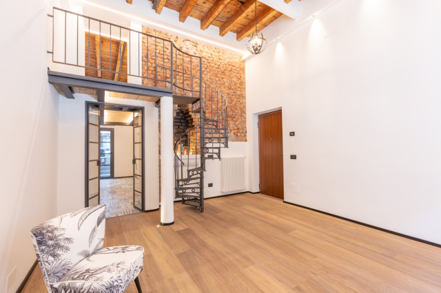 Loft con soppalco e cantina industrial-living-room