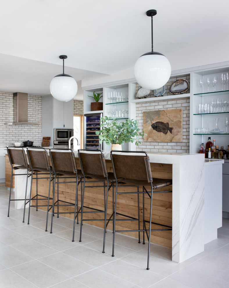 コンテンポラリースタイルのおしゃれなキッチン (フラットパネル扉のキャビネット、グレーのキャビネット、グレーの床、白いキッチンカウンター) の写真