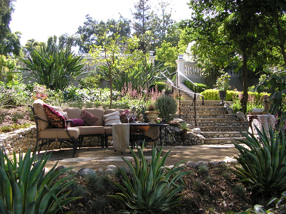 This is an example of a traditional garden in Los Angeles with gravel.