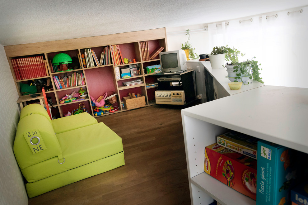 Cette image montre une salle de séjour design.