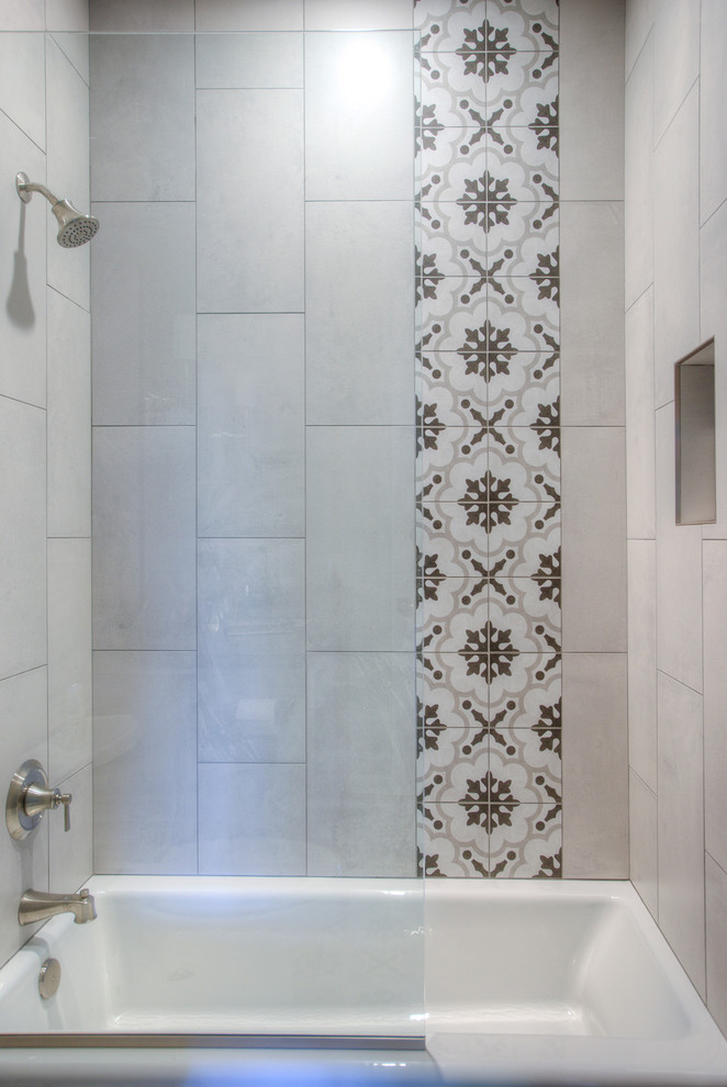 Exempel på ett mellanstort modernt badrum, med skåp i shakerstil, vita skåp, ett badkar i en alkov, en dusch/badkar-kombination, en toalettstol med hel cisternkåpa, flerfärgad kakel, keramikplattor, beige väggar, linoleumgolv, ett undermonterad handfat, flerfärgat golv och dusch med skjutdörr