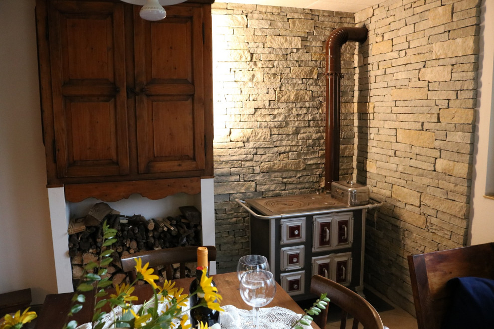 Ispirazione per una cucina abitabile rustica con ante in legno chiaro