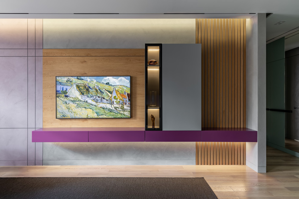 Ispirazione per un soggiorno minimal di medie dimensioni con pareti grigie, pavimento in legno massello medio, TV a parete e pavimento marrone