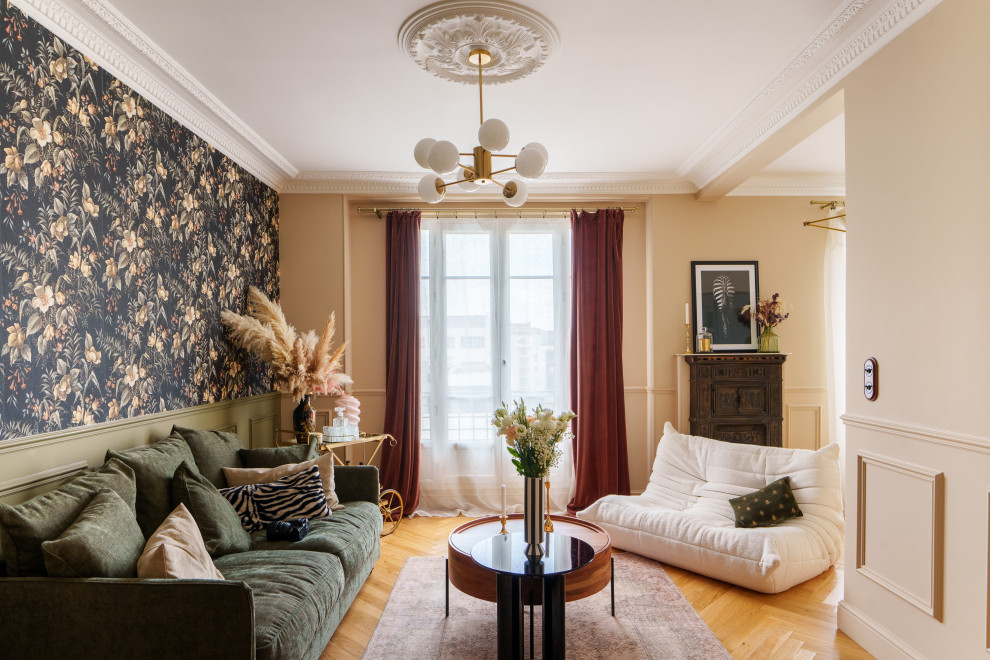 Mid-sized eclectic living room photo in Paris