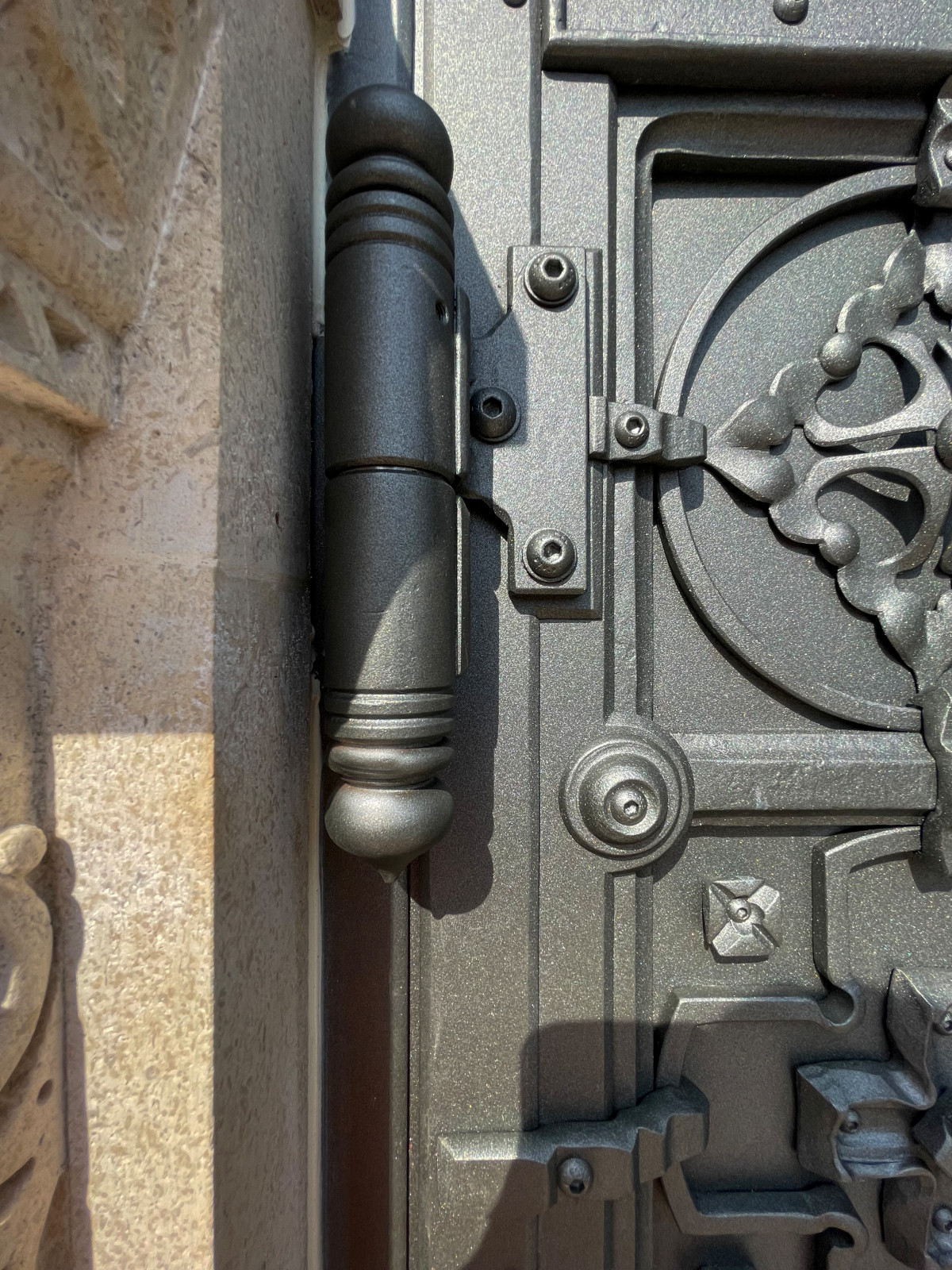 Кованые двери в Храм с витражными окнами.