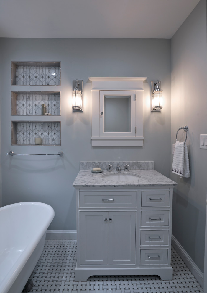 Inspiration pour une salle de bain principale victorienne de taille moyenne avec un placard à porte plane, des portes de placard blanches, une baignoire sur pieds, une douche d'angle, WC séparés, un carrelage gris, des carreaux de céramique, un mur gris, un sol en carrelage de céramique, un lavabo encastré, un plan de toilette en marbre, un sol blanc, une cabine de douche à porte battante, un plan de toilette blanc, une niche, meuble simple vasque et meuble-lavabo sur pied.