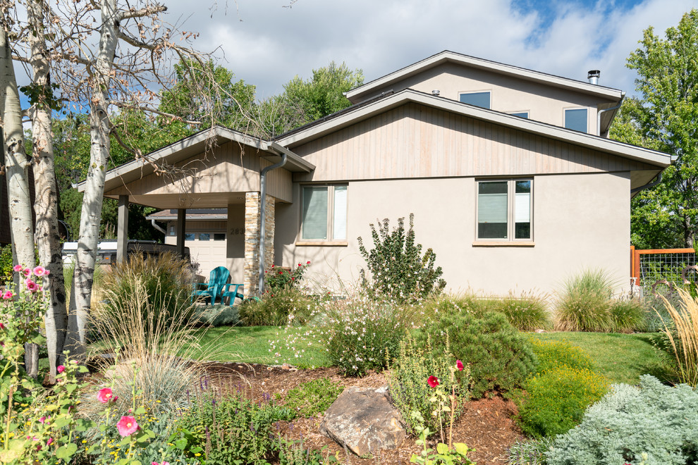 Example of a transitional home design design in Denver