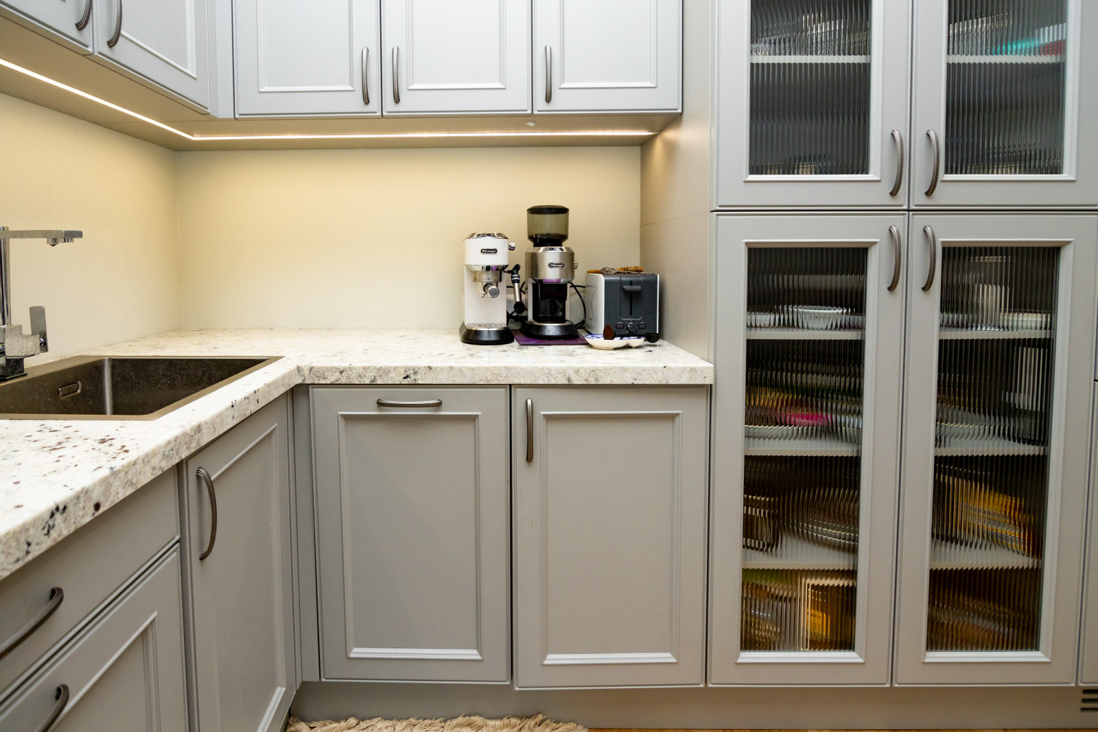 Светло-серая кухня в классическом стиле