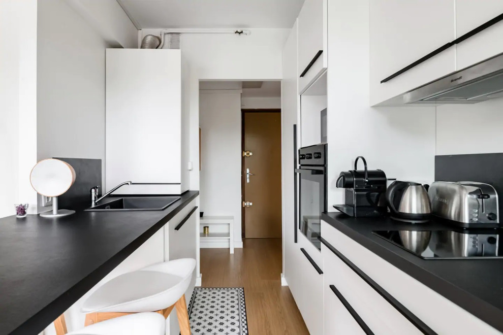 Mid-sized contemporary kitchen in Toulouse.