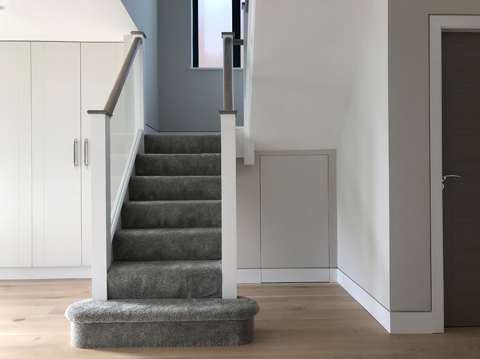 Photo of a contemporary staircase in Surrey.