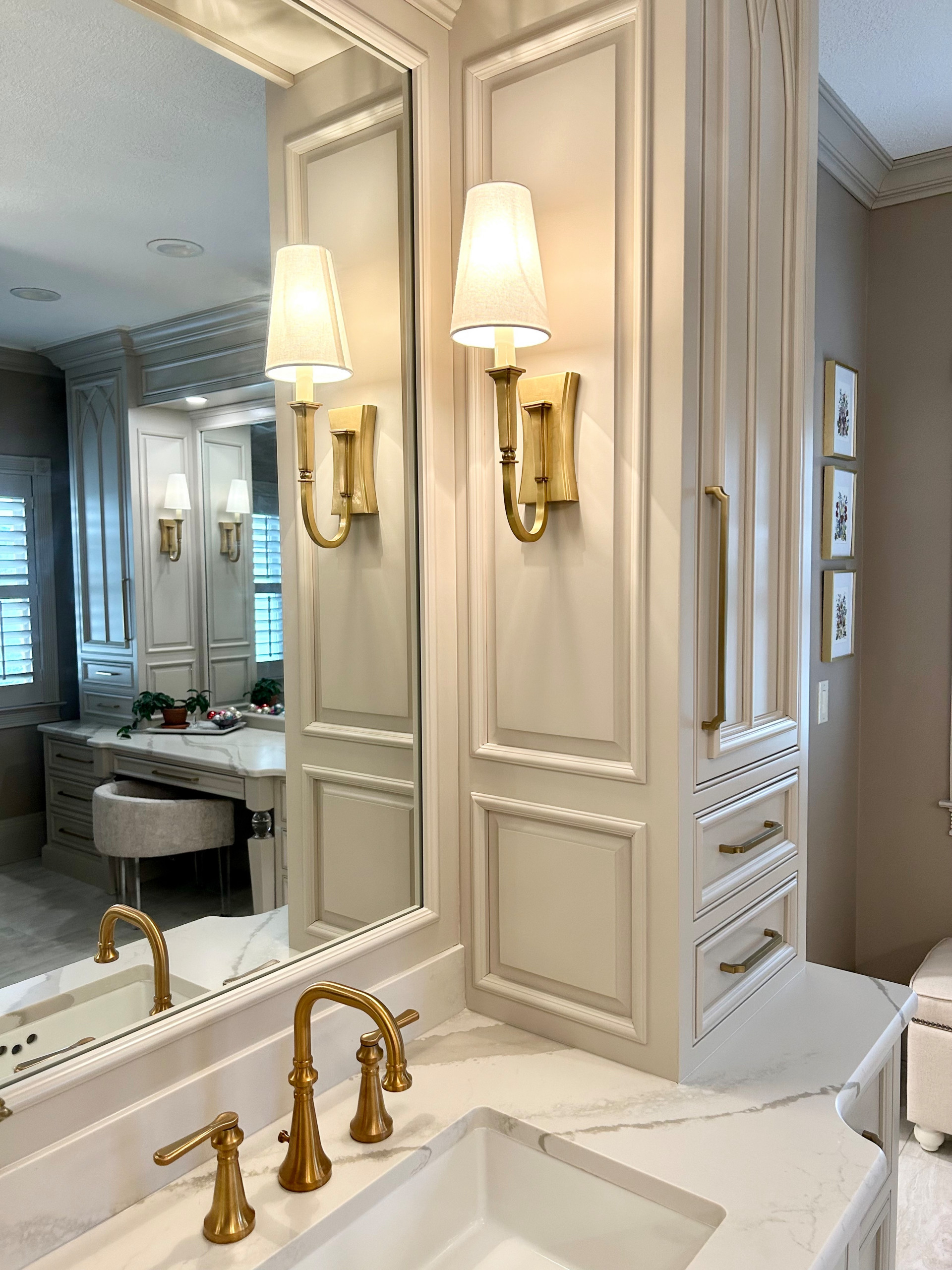 UNDERMOUNT SINKS AND INTEGRATED VANITY TOWERS WITH POWER AND SCONCES
