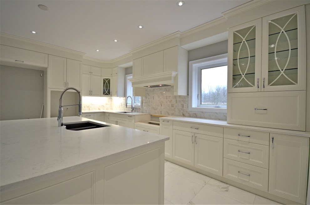 Kitchen - transitional kitchen idea in Toronto