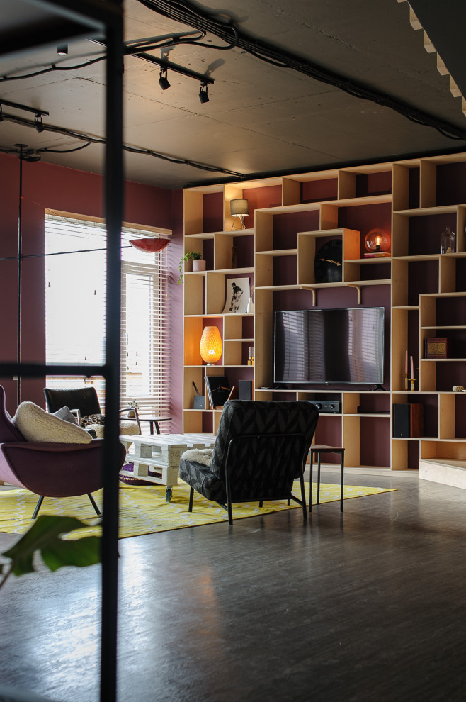 Esempio di un soggiorno boho chic di medie dimensioni e aperto con sala formale, pareti viola, pavimento in vinile, TV autoportante, pavimento grigio e soffitto ribassato