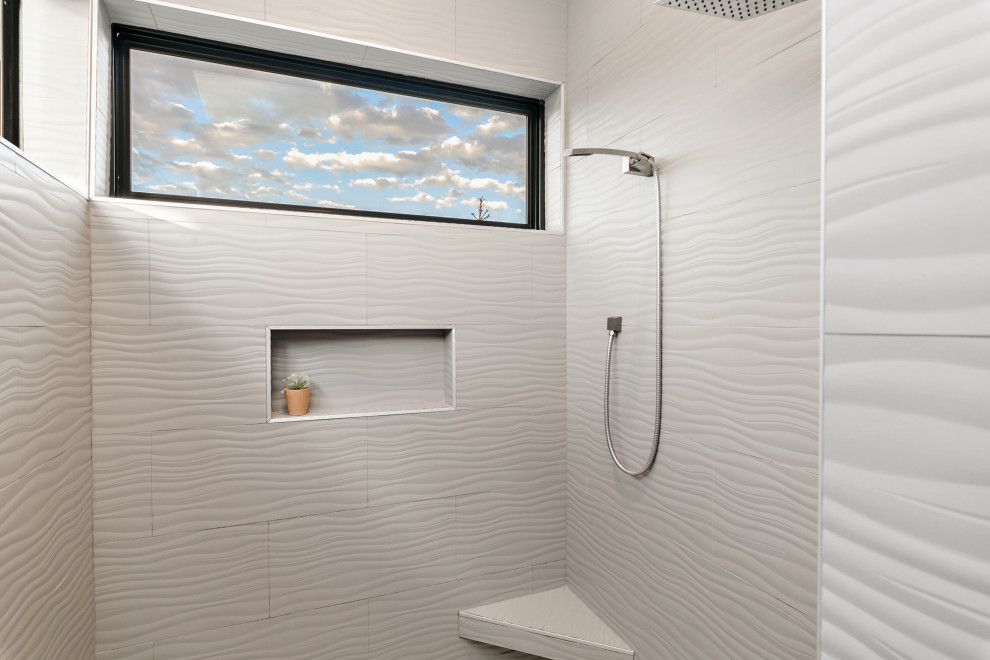 Источник вдохновения для домашнего уюта: большая главная ванная комната в современном стиле с плоскими фасадами, белыми фасадами, отдельно стоящей ванной, душем в нише, унитазом-моноблоком, черной плиткой, плиткой из листового камня, черными стенами, полом из керамогранита, врезной раковиной, столешницей из ламината, бежевым полом, открытым душем, серой столешницей, тумбой под одну раковину и напольной тумбой