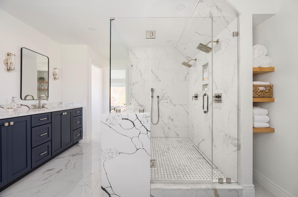 Идея дизайна: большая главная ванная комната в стиле модернизм с фасадами с утопленной филенкой, серыми фасадами, отдельно стоящей ванной, двойным душем, раздельным унитазом, белой плиткой, керамогранитной плиткой, белыми стенами, полом из керамогранита, врезной раковиной, столешницей из искусственного кварца, белым полом, душем с распашными дверями, белой столешницей, сиденьем для душа, тумбой под две раковины и встроенной тумбой