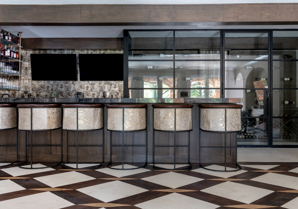 Immagine di un grande bancone bar classico con ante con riquadro incassato, ante in legno bruno, paraspruzzi con piastrelle di vetro, pavimento in pietra calcarea e pavimento multicolore