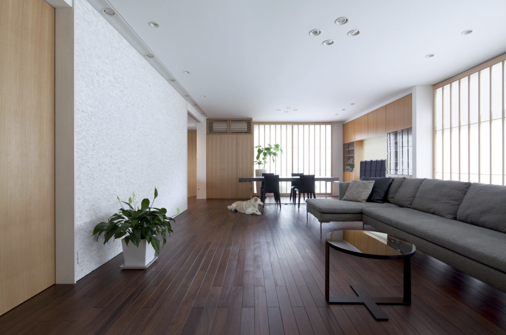 Inspiration for a modern home design in Fukuoka.