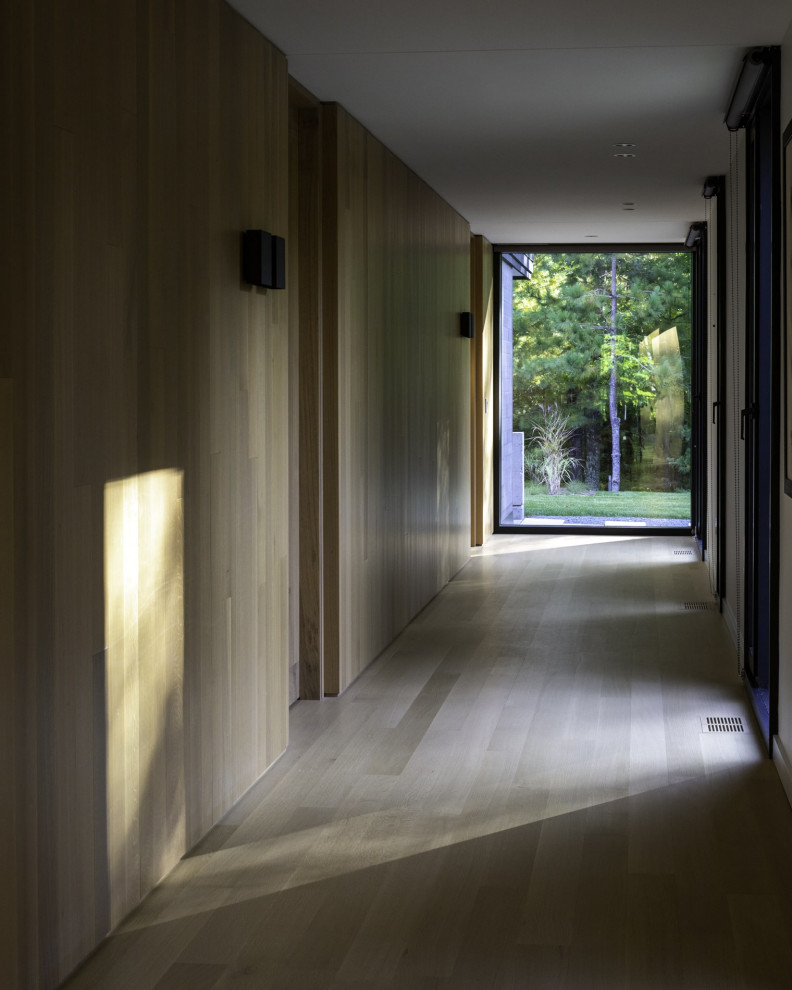 Стильный дизайн: большой коридор в стиле рустика с деревянными стенами, коричневыми стенами и коричневым полом - последний тренд