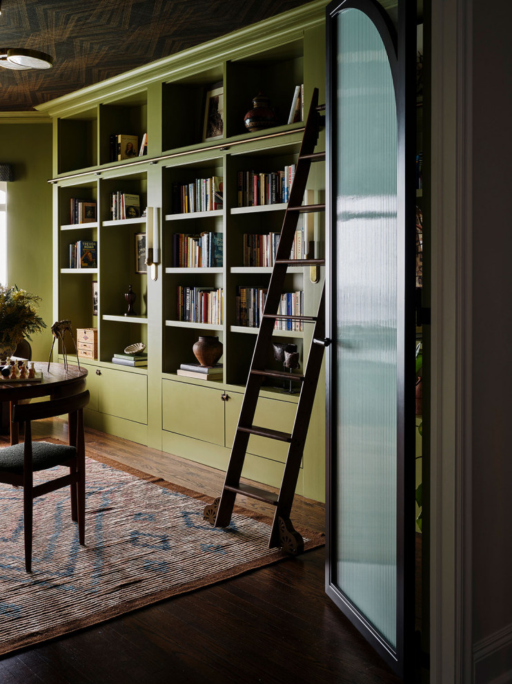 На фото: домашняя библиотека в стиле фьюжн с зелеными стенами, паркетным полом среднего тона, отдельно стоящим рабочим столом, коричневым полом и потолком с обоями