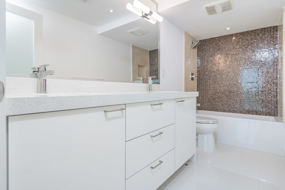 Contemporary Condo / Open your kitchen