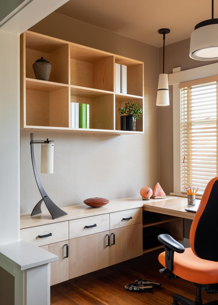 Idée de décoration pour un petit bureau nordique de type studio avec un mur beige, un sol en bois brun, aucune cheminée, un bureau intégré, un sol marron et différents designs de plafond.