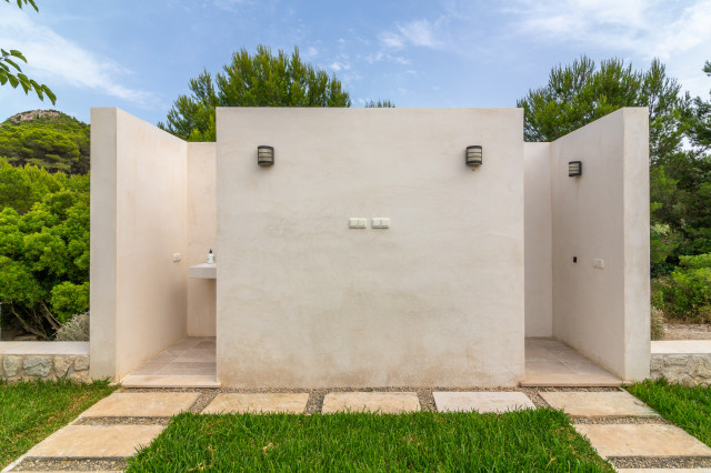 Construcción de piscina, baños exteriores, jardines y muros de piedra -  Casa de campo - Otras zonas - de Grup Joan Garau | Houzz