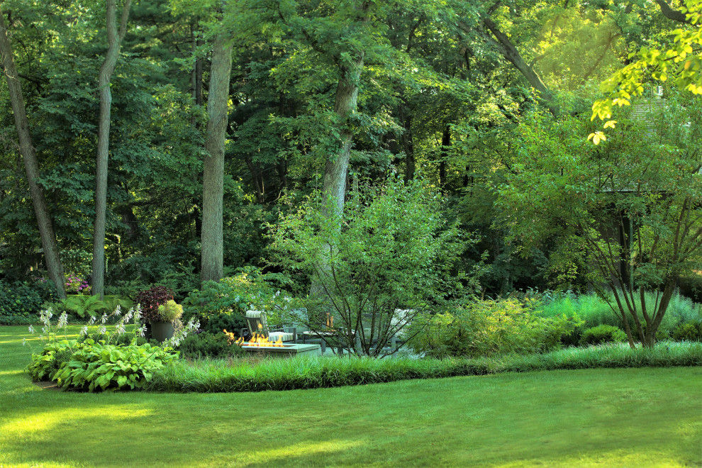 Geräumiger, Halbschattiger Retro Garten im Sommer, hinter dem Haus mit Sichtschutz und Natursteinplatten in Chicago
