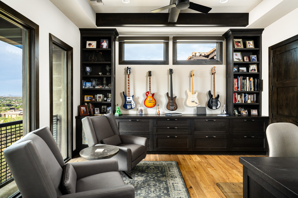 Immagine di un ampio studio stile americano con libreria, pareti bianche, pavimento in legno massello medio, scrivania autoportante, pavimento beige e soffitto a cassettoni