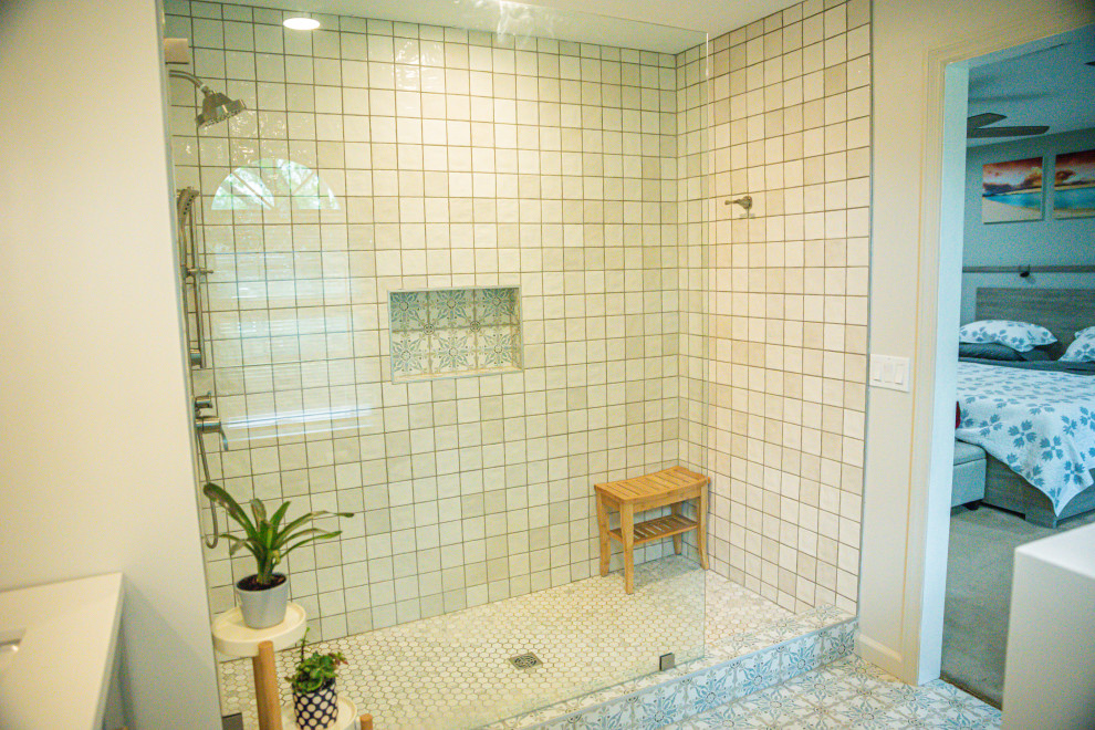 Idéer för att renovera ett mellanstort funkis badrum, med blå skåp