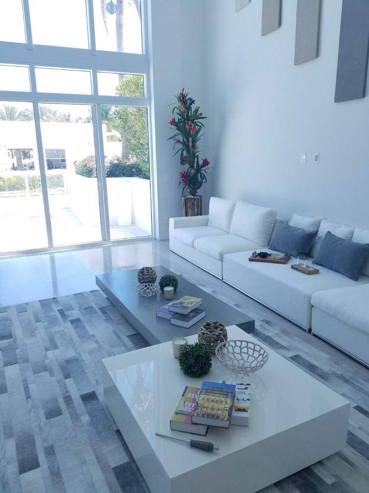 Modernes Esszimmer mit beigem Boden in Miami