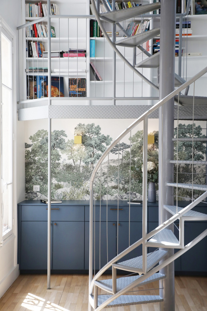 Идея дизайна: лестница среднего размера в стиле фьюжн с металлическими перилами и кладовкой или шкафом под ней